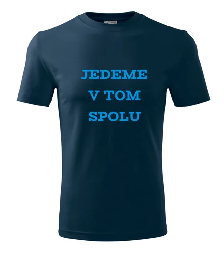 Tmavě modré tričko jedeme v tom spolu