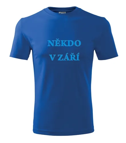 Modré tričko Niekto v septembri