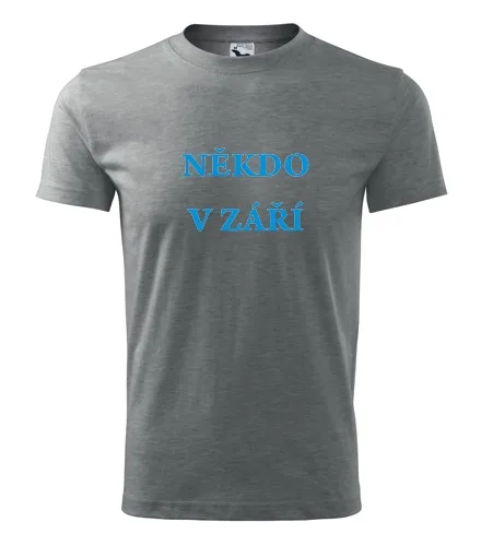 Sivé tričko Niekto v septembri