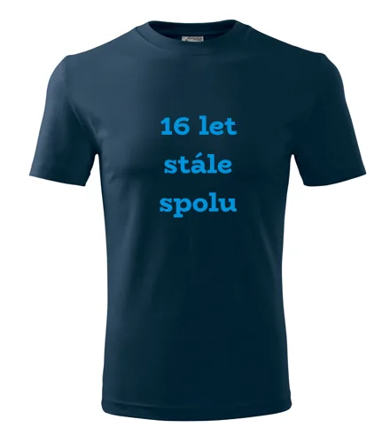 Tmavě modré tričko 16 let stále spolu