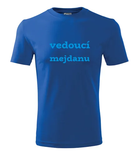Modré tričko vedoucí mejdanu