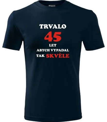 Tmavě modré tričko trvalo 45 let