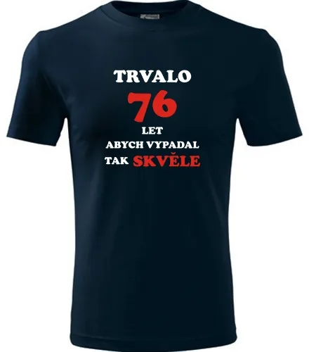 Tmavě modré tričko trvalo 76 let