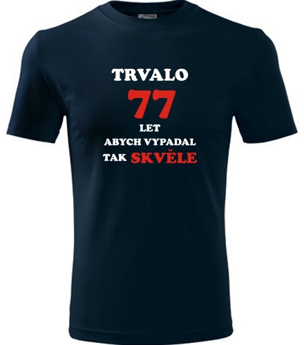 Tmavě modré tričko trvalo 77 let