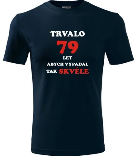 Tmavě modré tričko trvalo 79 let