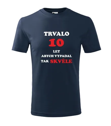 Tmavě modré dětské tričko trvalo 10 let