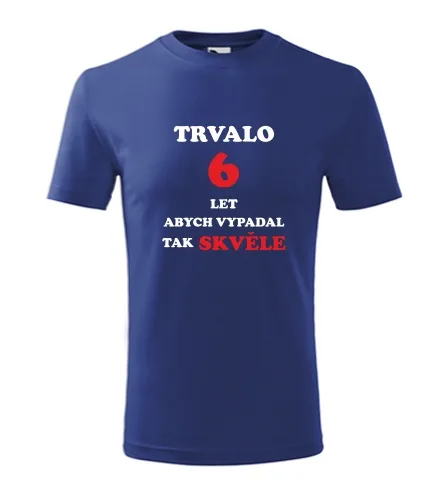 Modré detské tričko trvalo 6 rokov